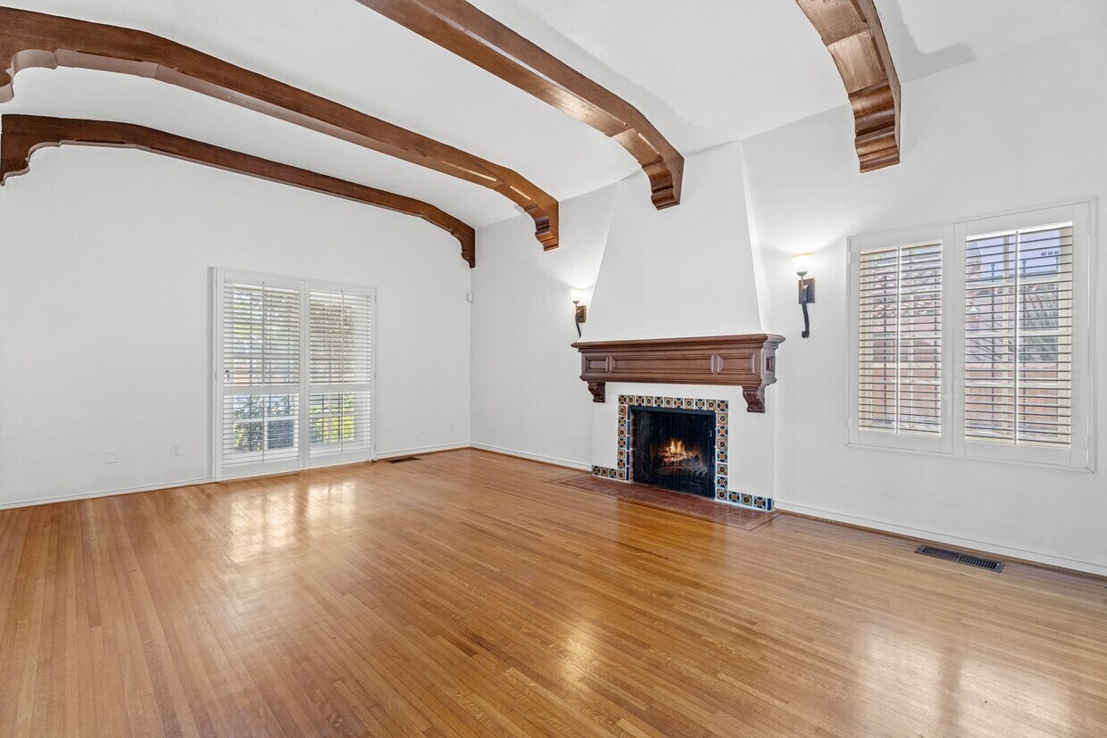 Foto principal - Timeless 1930s Spanish-Style Home with Uni...