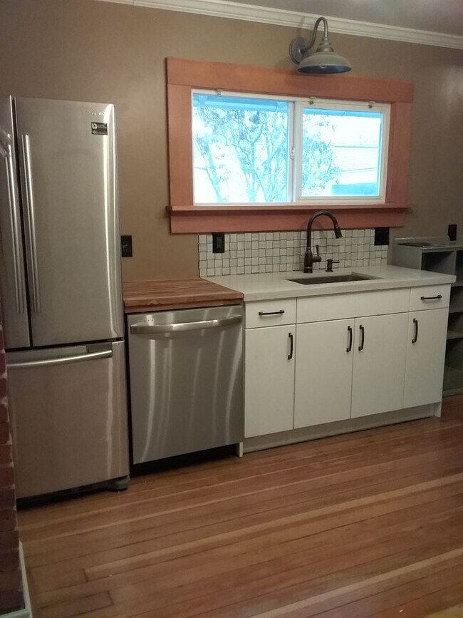 Building Photo - **PENDING  APPLICATIONS**  Recently update...