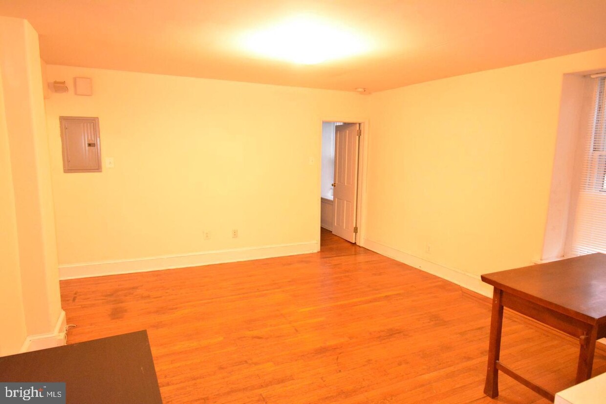 Primary Photo - 243 W Rittenhouse St