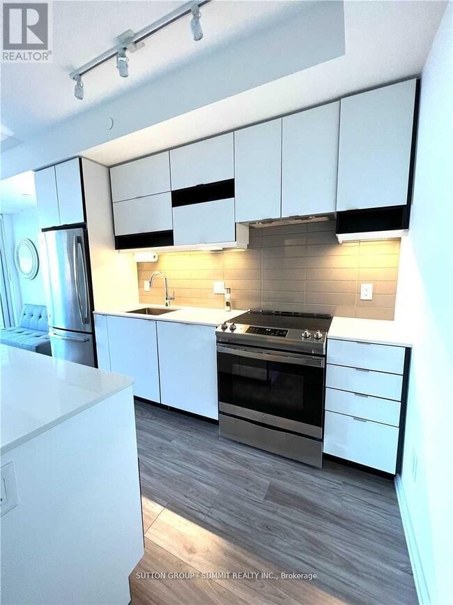 Photo du bâtiment - 4065-4065 Confederation Pkwy