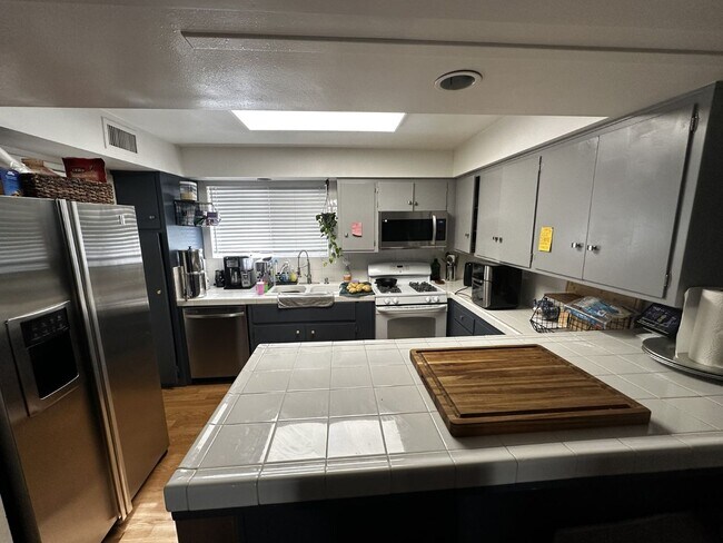 Foto del edificio - Beautiful Condo close to Memorial and Garces HS