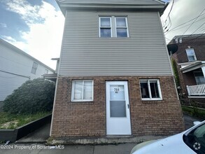 Building Photo - 704 Hazle St