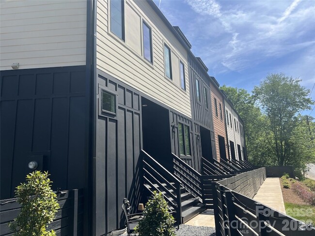 Building Photo - 1358 Briar Creek Rd