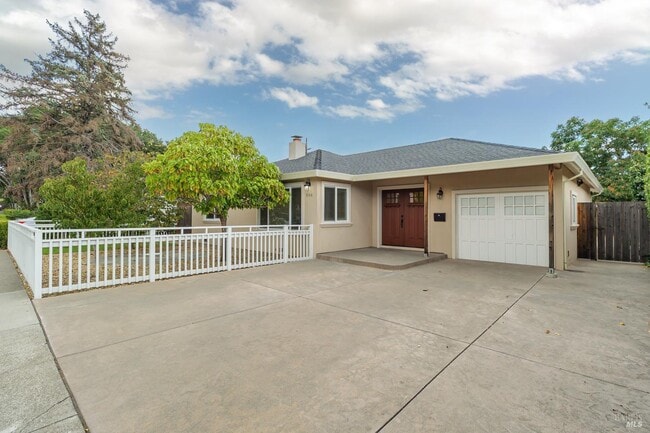 Building Photo - 996 Simmons Ln