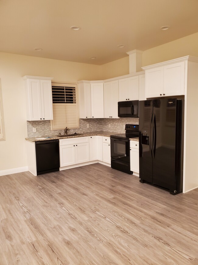 kitchen area, northwest corner - 14056 Sycamore Ave