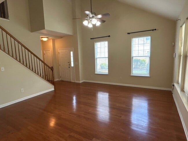 Building Photo - 4 Bed | 3 Bath Townhouse with First Floor ...