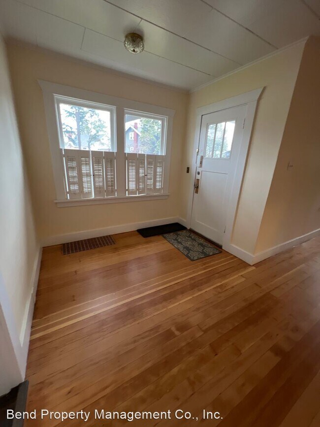 Building Photo - 2 br, 1 bath House - 245 NW Newport Ave.