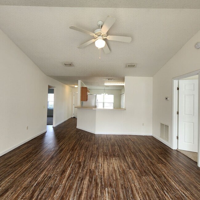 Building Photo - Holiday Special $500 Off Rent