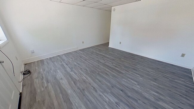 Building Photo - 1st Floor Apartment