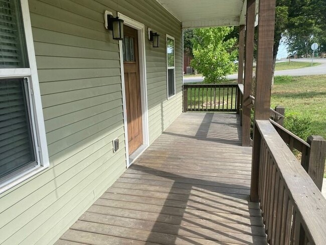 Building Photo - Beautiful 3 Bed 2 Bath in Madison - Newer Construction