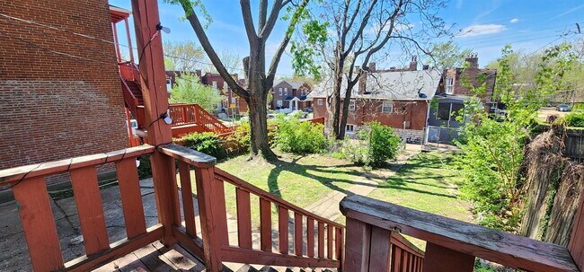 Foto del edificio - Spacious First-Floor 2BR with Bonus Room & Updated Interior – Pet Friendly!