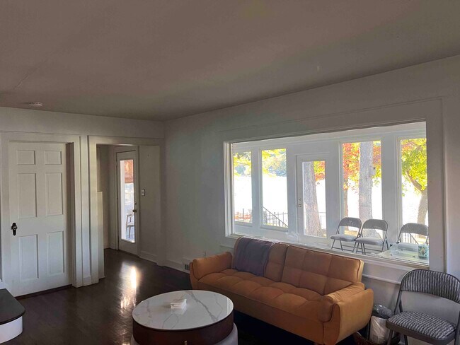 Foto del edificio - 83 Cedar Lake Rd E