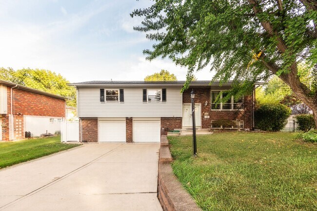 Foto del edificio - Spacious 4-Bed, 2.5-Bath Split-Level Home