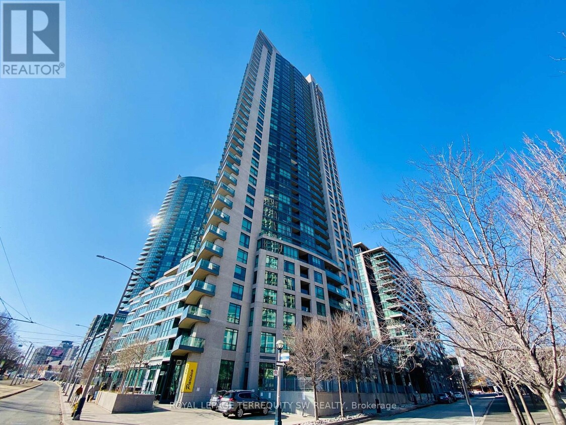 Photo principale - 215-2215 Fort York Blvd