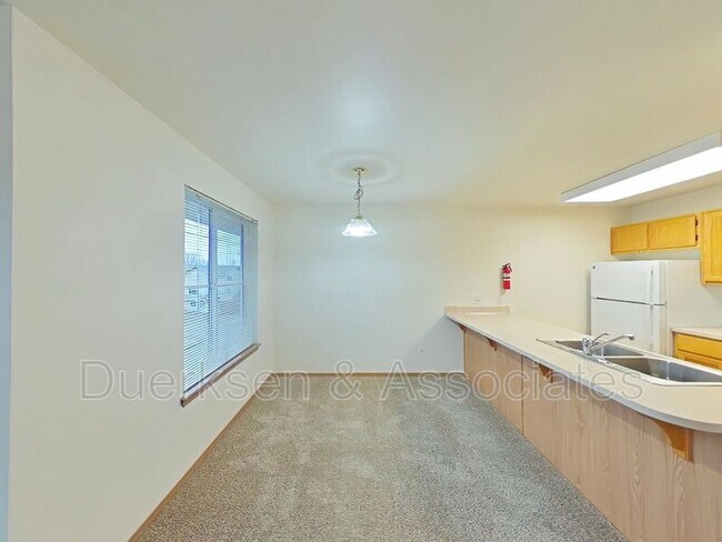 Building Photo - 2950 NW Tyler Ave