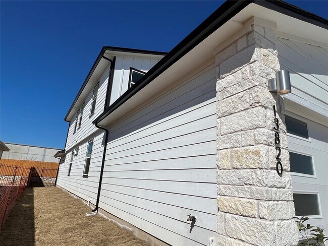 Building Photo - 13820 Lubeck Dr