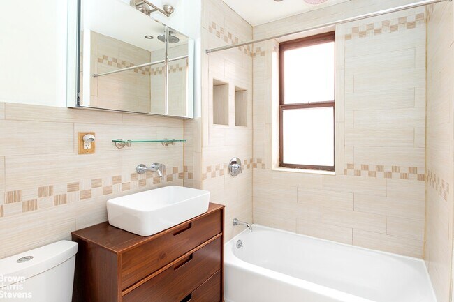 Building Photo - 10 W 93rd St