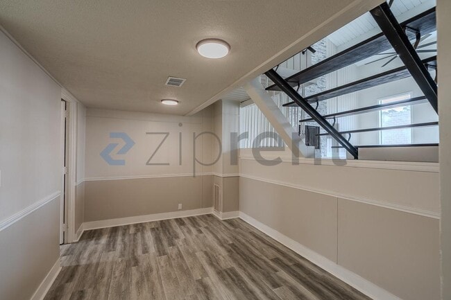 Foto del edificio - 19 Lakeway St