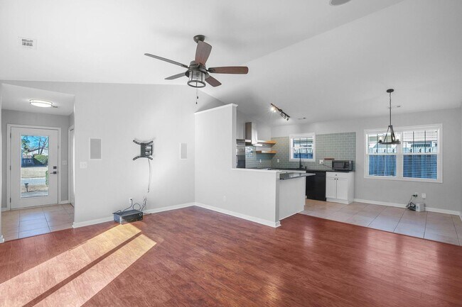 Foto del edificio - House for Rent in Wilmington with Fenced yard!