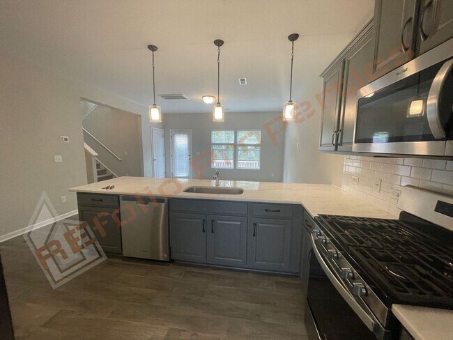 Building Photo - $500 bonus if the lease starts by 10/15! G...