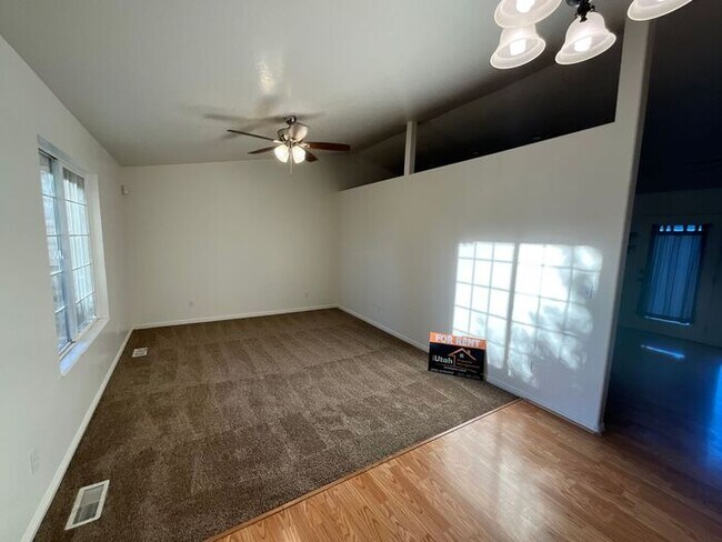 Foto del edificio - 4 Bedroom 2 1/2 Bath Home Oversized 2 Car Garage. Dog Friendly Available in June