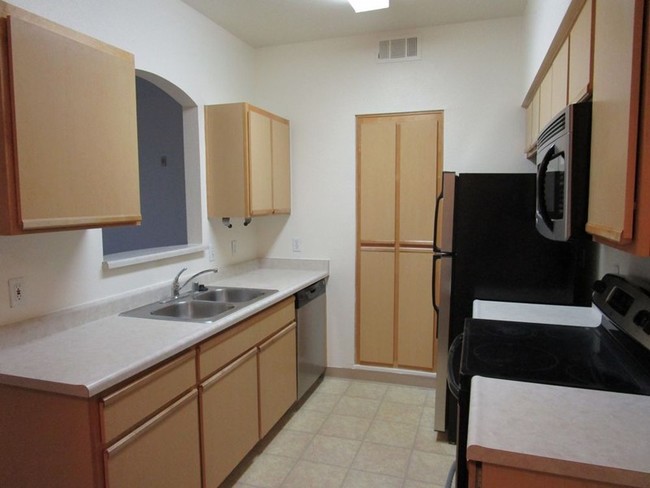 Foto del edificio - 6850 Sharlands Ave