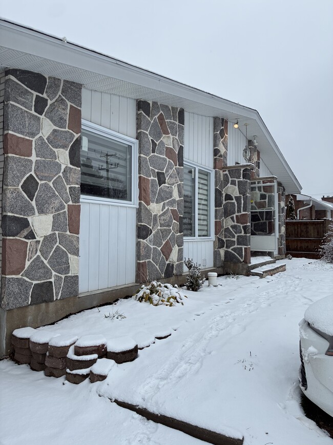 Building Photo - 583 Rue Main