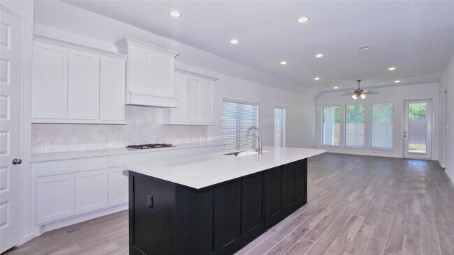 Foto del edificio - 5311 Birch Shadow Dr