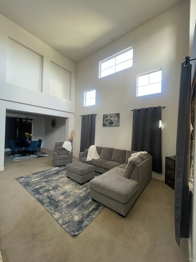 Building Photo - massive 4-bedroom, 3-bathroom home in Plumas Lake (Arboga)
