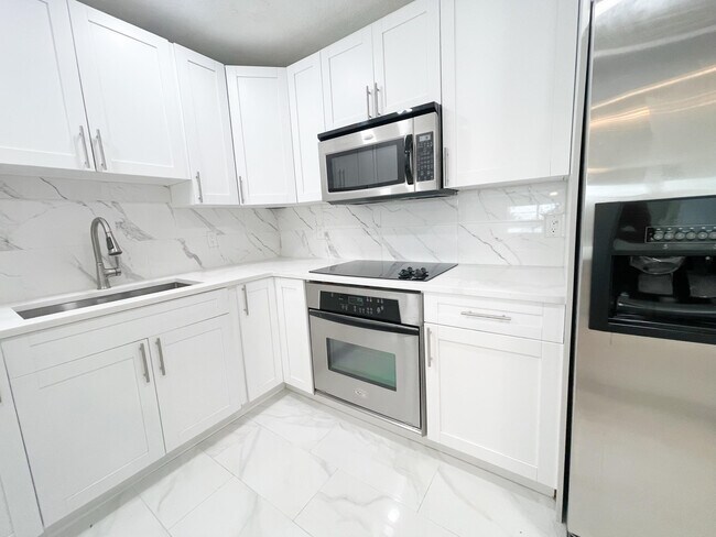 Building Photo - 1502 S Lakeside Dr
