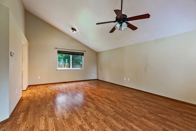 Foto del edificio - Shy 1/2 acre lot, Offers R/V Parking & 2 O...