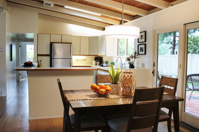 Building Photo - Amazing Rambler in West Bellevue