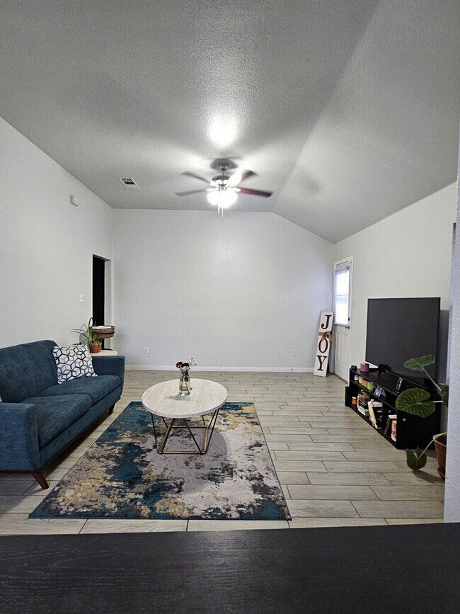 Sala de estar amueblada - 505 Monarch Dr