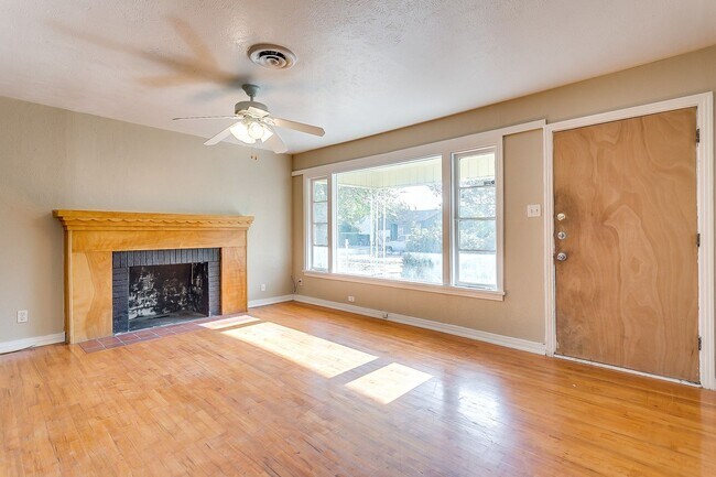 Building Photo - Ready for New Tenants- 2 bedroom 1 bath with an Additional Flex Room  Minutes from TCU- 76109
