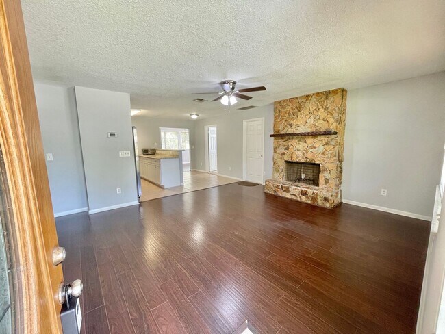Foto del edificio - 3BR 1BA Annual Rental Available Now