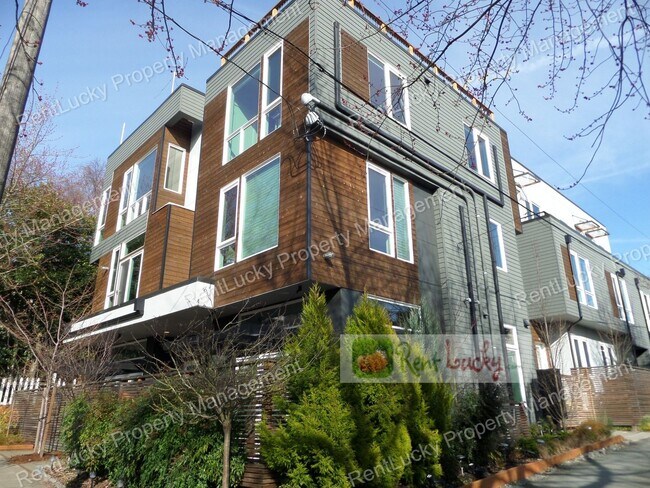 Foto del edificio - Spectacular VIEW 2 Bedroom+Den Townhome, Zoned For Residential & Commercial Use! Live and Work in...