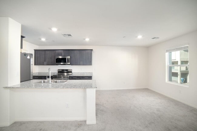 Building Photo - LOVELY 2-BEDROOM 2-BATH PLUS LOFT TOWNHOME IN SPECTACULAR GATED COMMUNITY!!