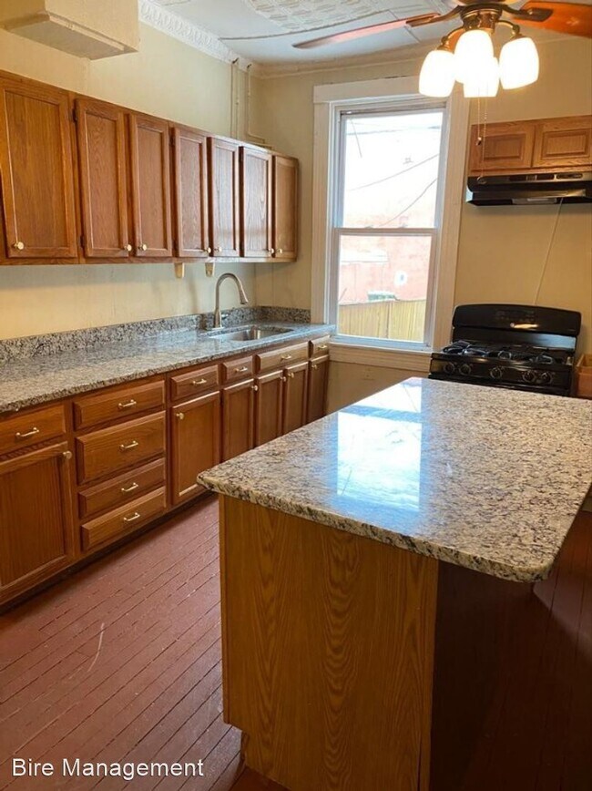 Building Photo - 3 br, 1 bath House - 2011 E Lanvale St