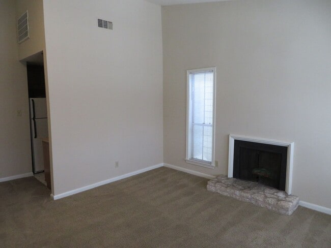 Building Photo - 1/1 Apartment Walking Distance to UT