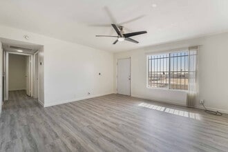 Building Photo - 625 S Royal Crest Cir