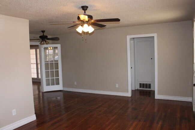 Foto del edificio - PRE -LEASING FOR AUGUST ! 4 Bedroom/2 bath House 1.5 Miles from Texas Tech
