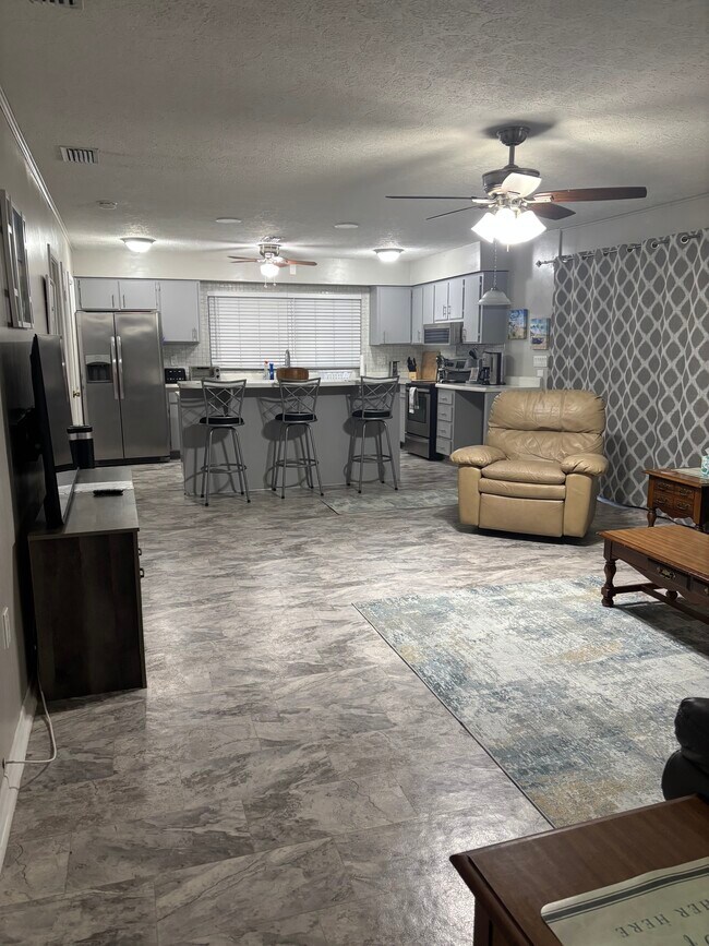 Cocina/sala de estar - 11717 Douglas Ln