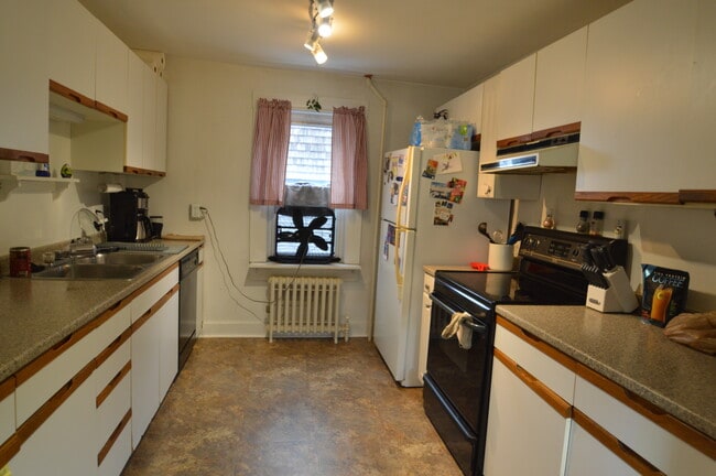 Building Photo - 9 Narragansett Ave