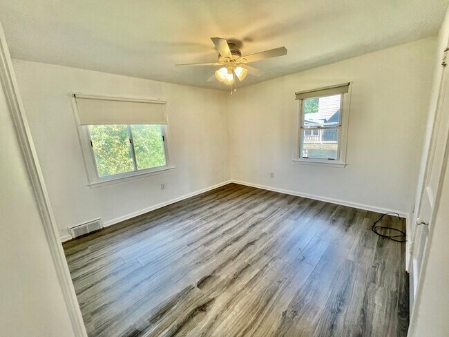 Foto del edificio - 613 Hickory Dr