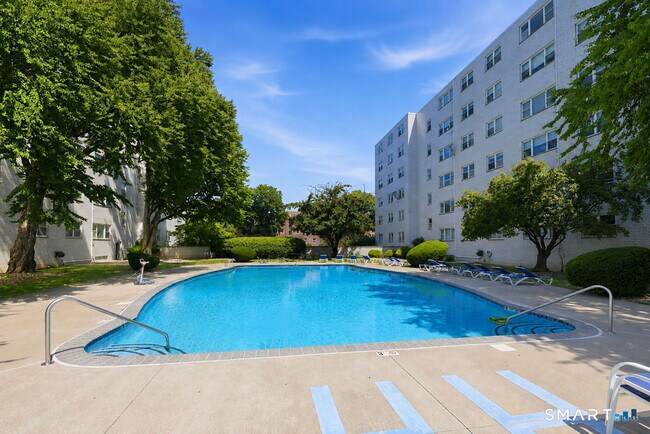 Foto del edificio - 889 Farmington Ave