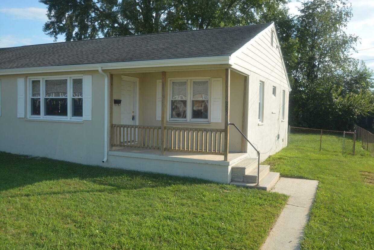 Primary Photo - Updated and Charming 2 Bedroom 1 Bathroom ...