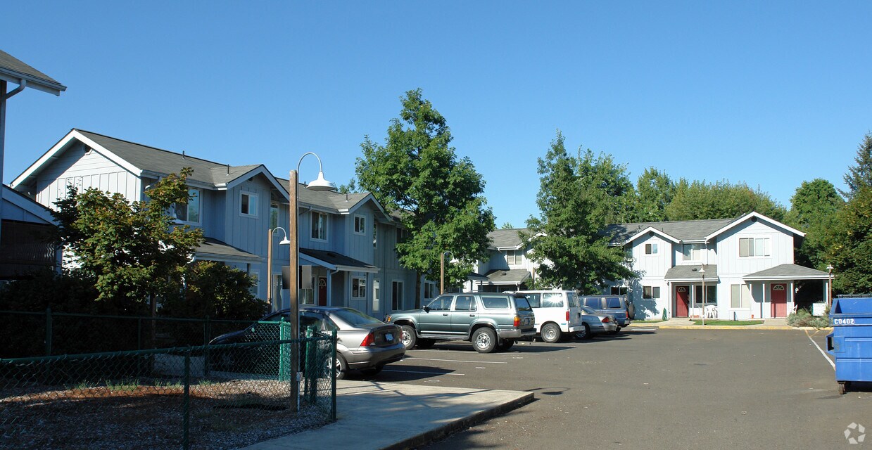 Building Photo - Bluebelle Townhouses