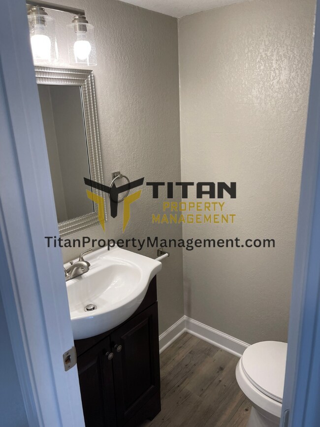 Building Photo - 4 bed/1.5 bath House