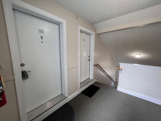 Building Photo - Lovely Downtown Off-Season Condo Available...