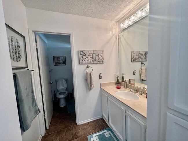 Foto del edificio - Charming 2 Bed, 2 Bath Condo with a Loft o...